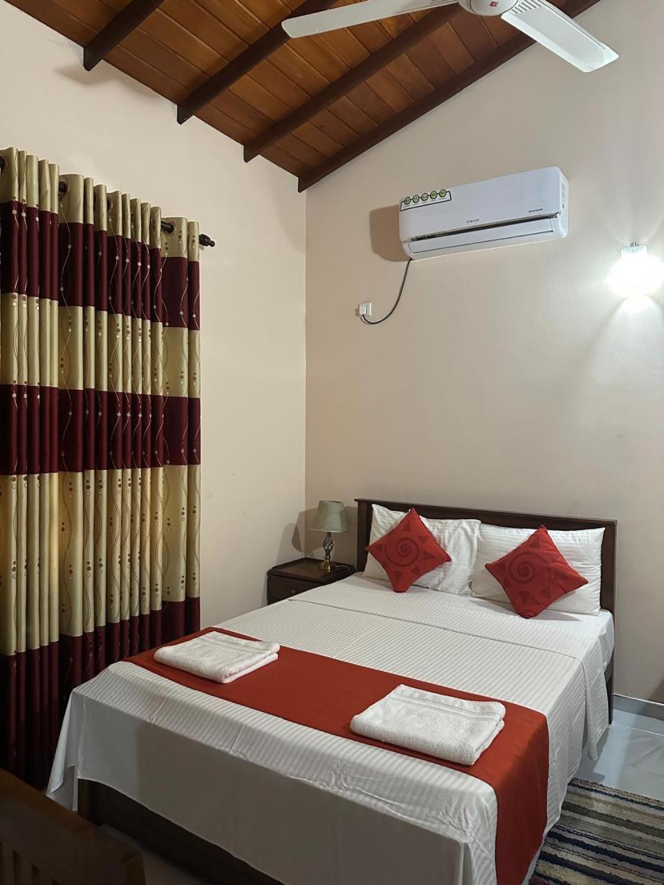 Lahiru Airport Villa Andiambalama Eksteriør bilde