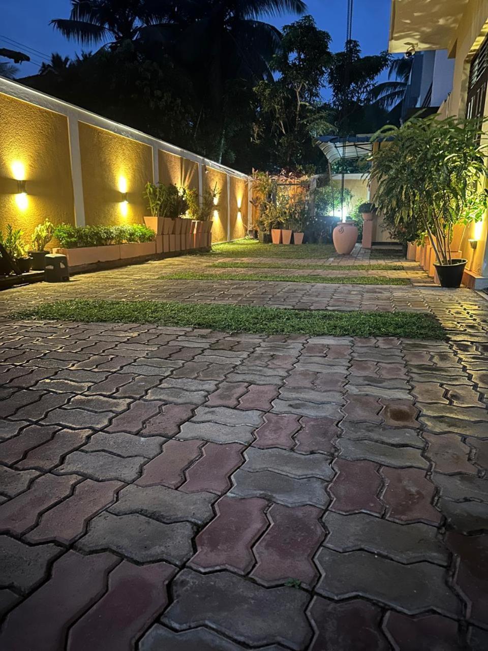 Lahiru Airport Villa Andiambalama Eksteriør bilde