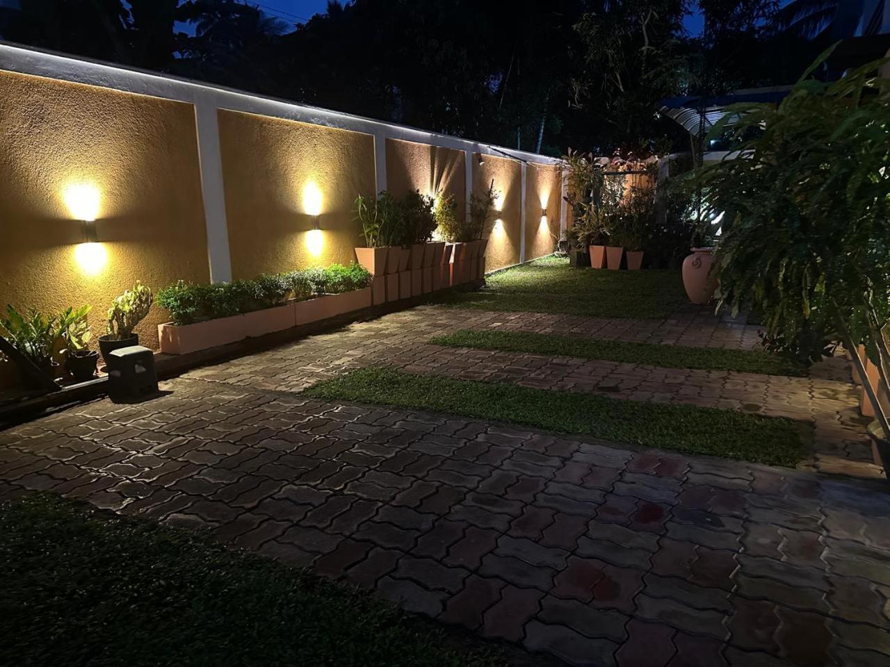 Lahiru Airport Villa Andiambalama Eksteriør bilde