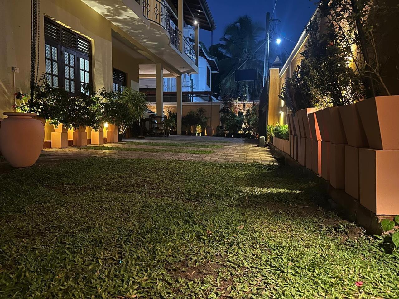 Lahiru Airport Villa Andiambalama Eksteriør bilde