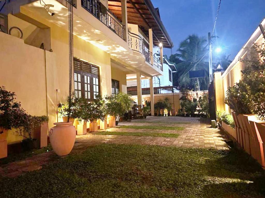 Lahiru Airport Villa Andiambalama Eksteriør bilde