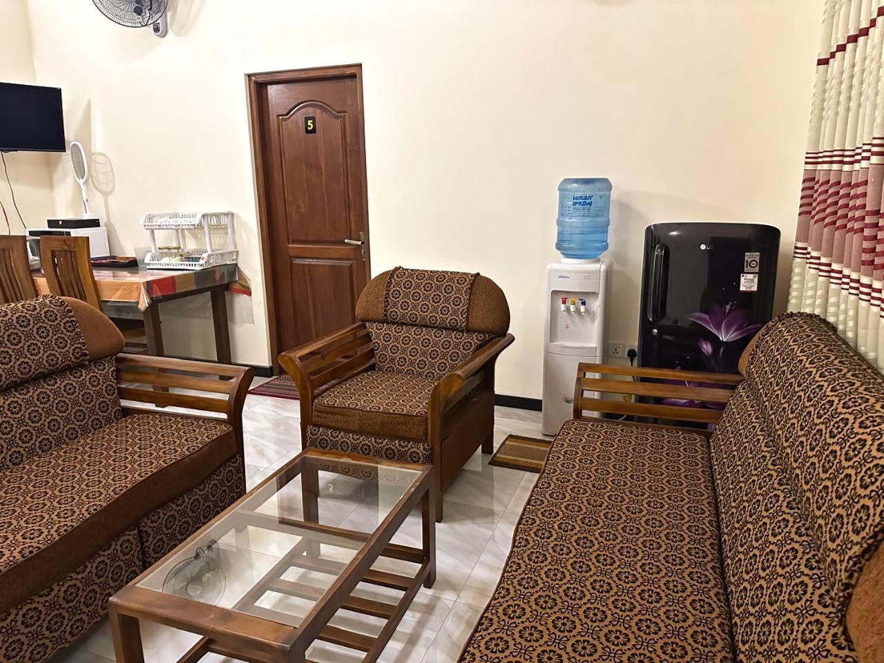 Lahiru Airport Villa Andiambalama Eksteriør bilde